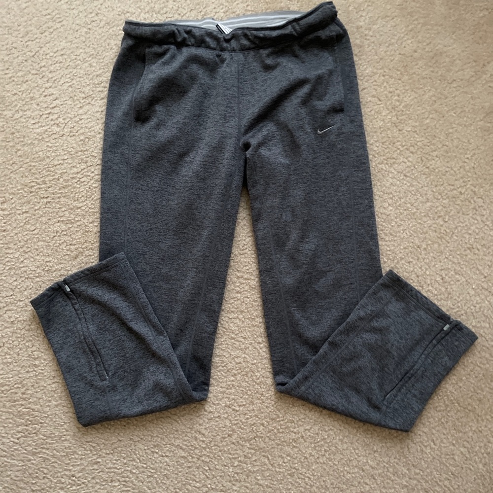 Nike Women’s therma fit gray sweatpants